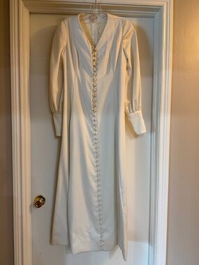 Elegant Vintage Ivory Long-Sleeve Bridal Gown with Covered-Button Front